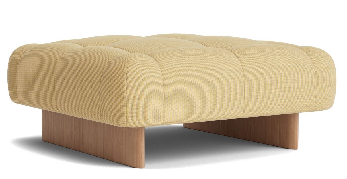 Quilton Ottoman Hocker von Hay in hellgelbem Stoffbezug und Holzbeinen, modernes Wohnzimmer Design.