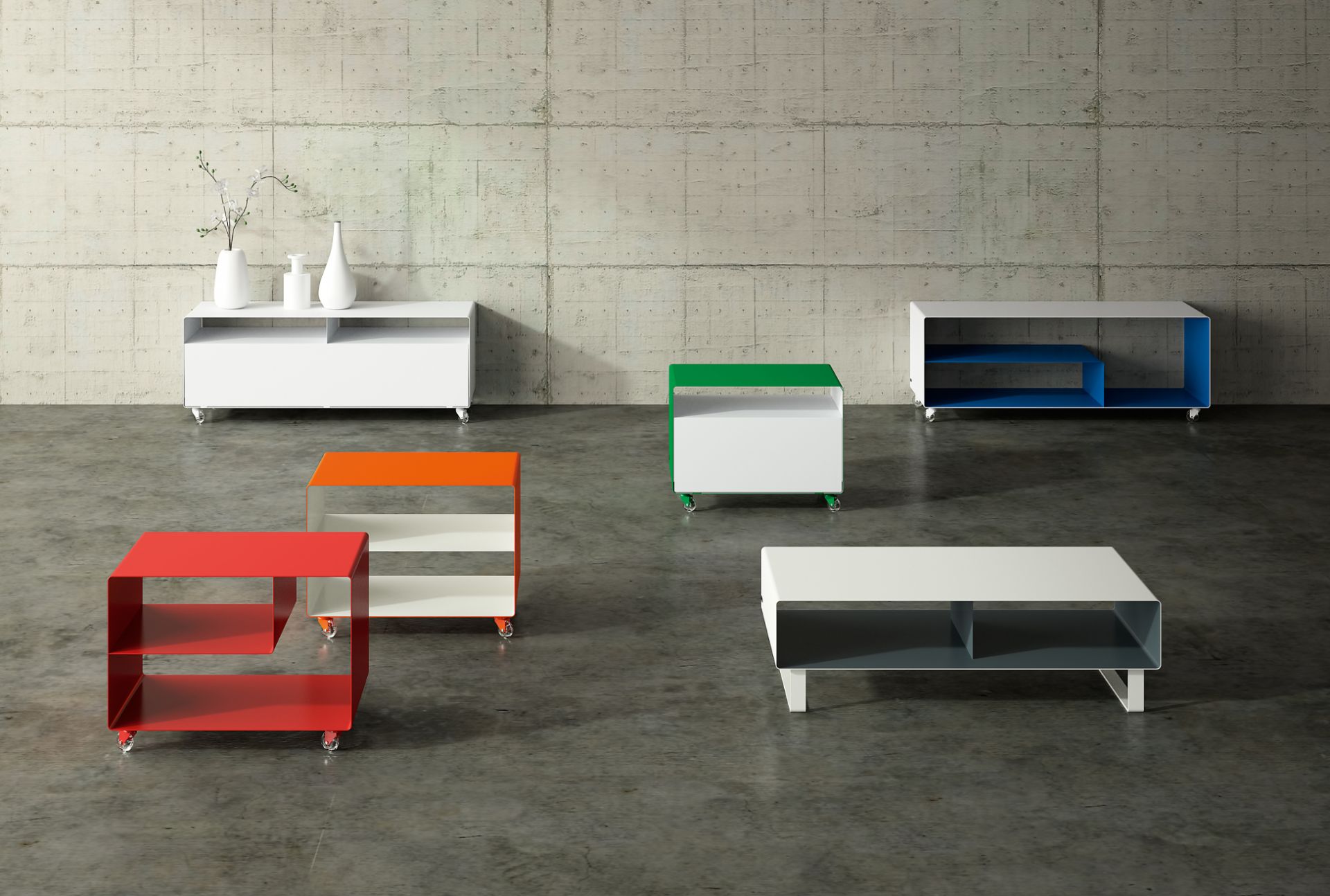 Mehrere R109N Sideboards von Müller Möbelfabrikation mit Rollen in verschiedenen Farben vor Betonwand.