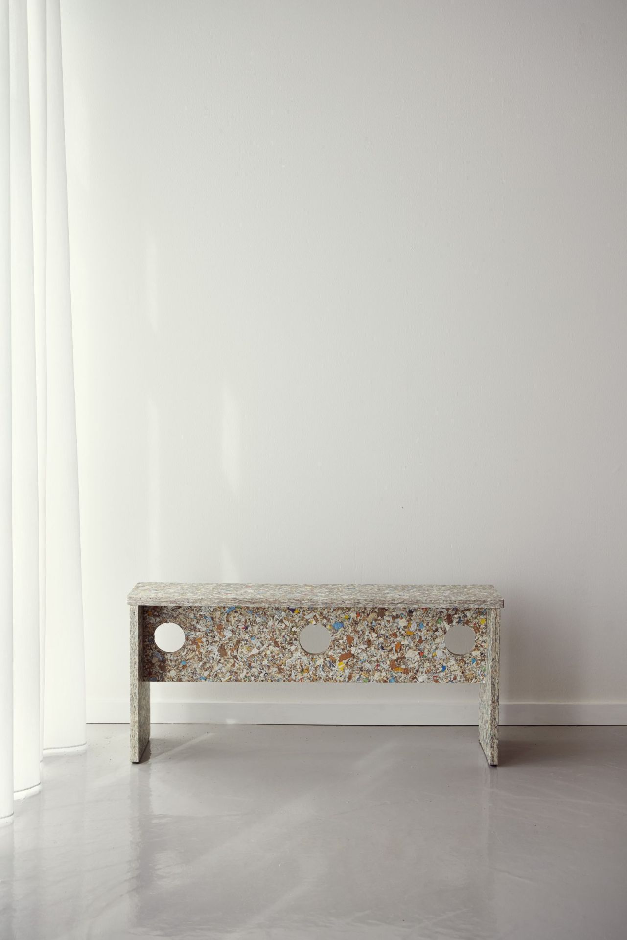 Remake Bank Form & Refine aus recyceltem Kunststoff, moderne Sitzbank mit drei runden Aussparungen.