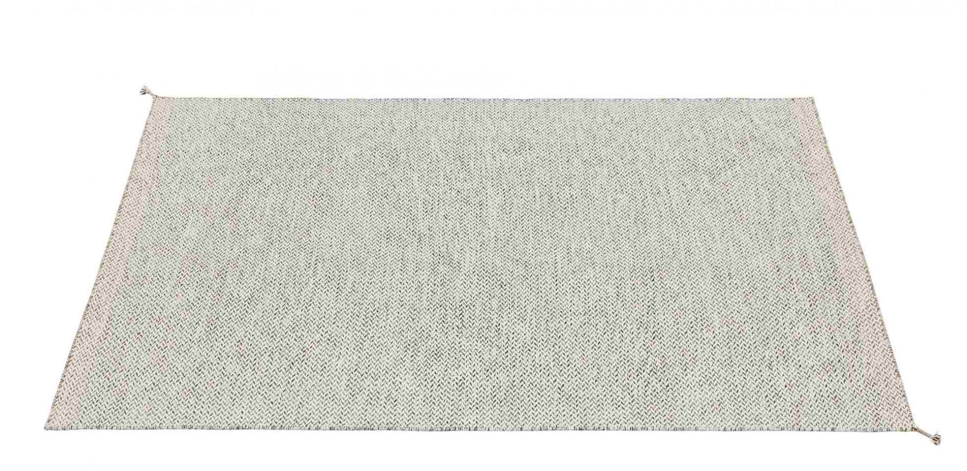 Muuto Ply Rug: Rechteckiger, hellgrauer Teppich aus recyceltem Polyester für Innen- und Außenbereiche, Detailaufnahme der Textur.