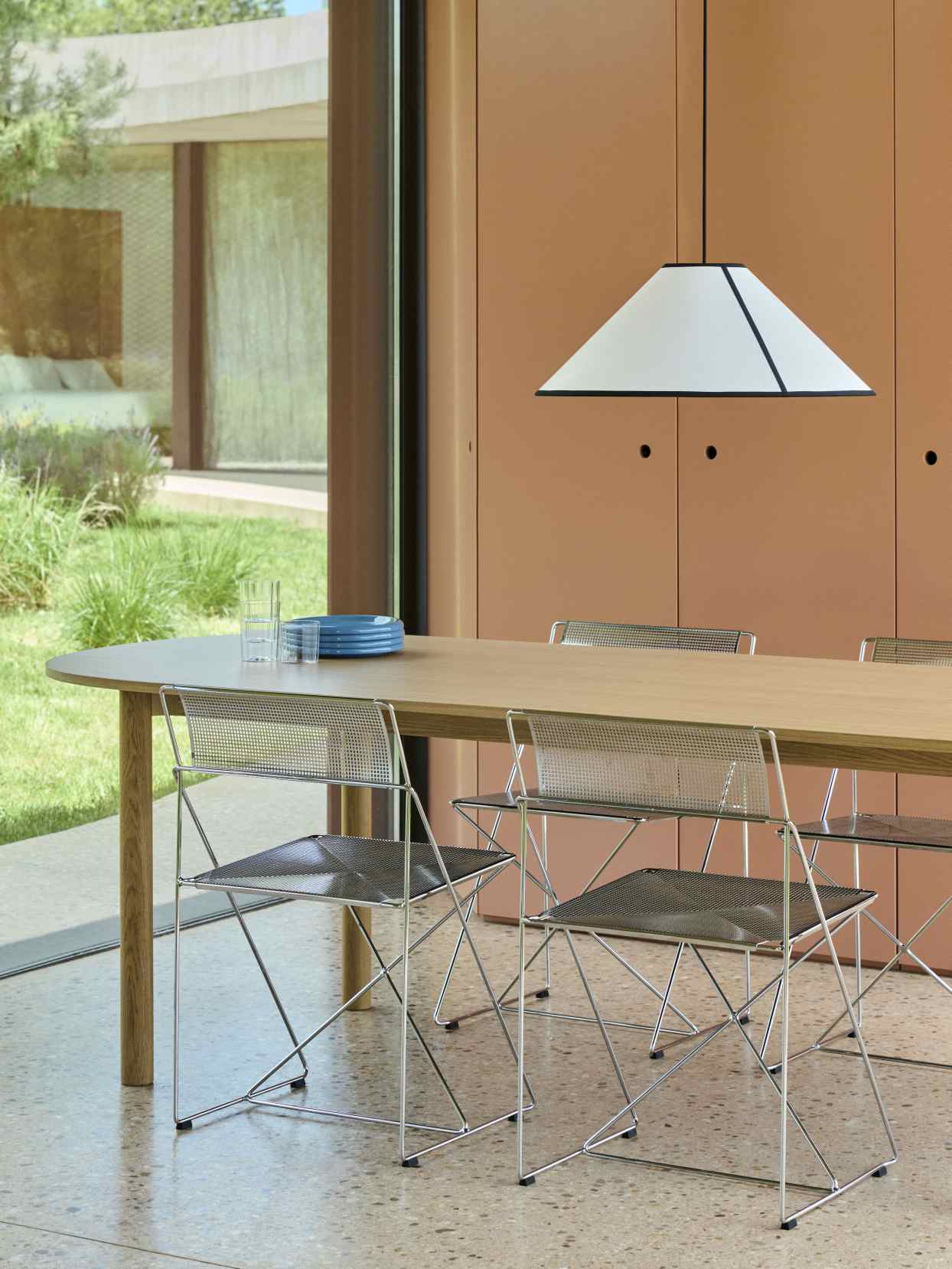 Annex Table Oblong Esstisch Oval von Hay mit Stühlen und Lampe in modernem Esszimmer.
