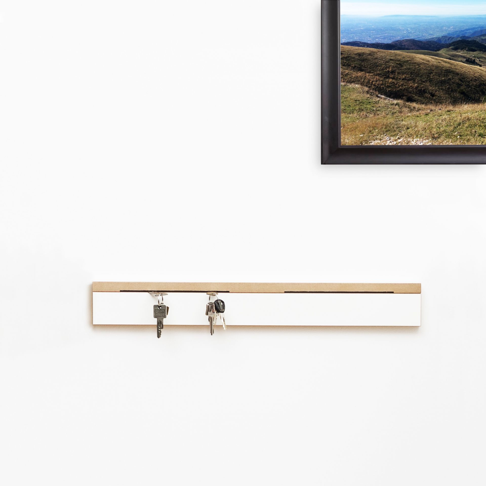 Grad Schlüsselbrett Tojo an weißer Wand mit Schlüsseln. Modernes Design für Flur und Eingangsbereich.