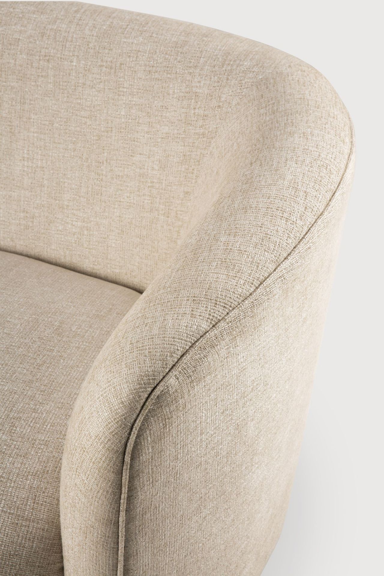 Detailaufnahme: Armlehne des Ethnicraft Ellipse Sofas (Haferflocken) aus hochwertigem, beigem Stoff.