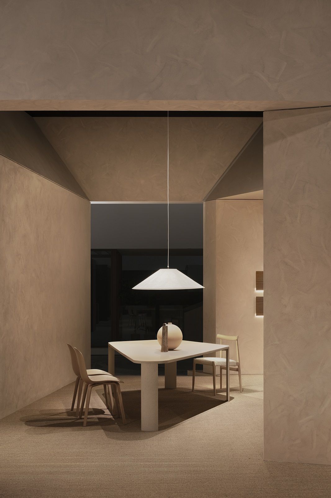 Minimalistisches Esszimmer mit Bonnet Table Tisch von MDF Italia und passenden Stühlen in Beige.