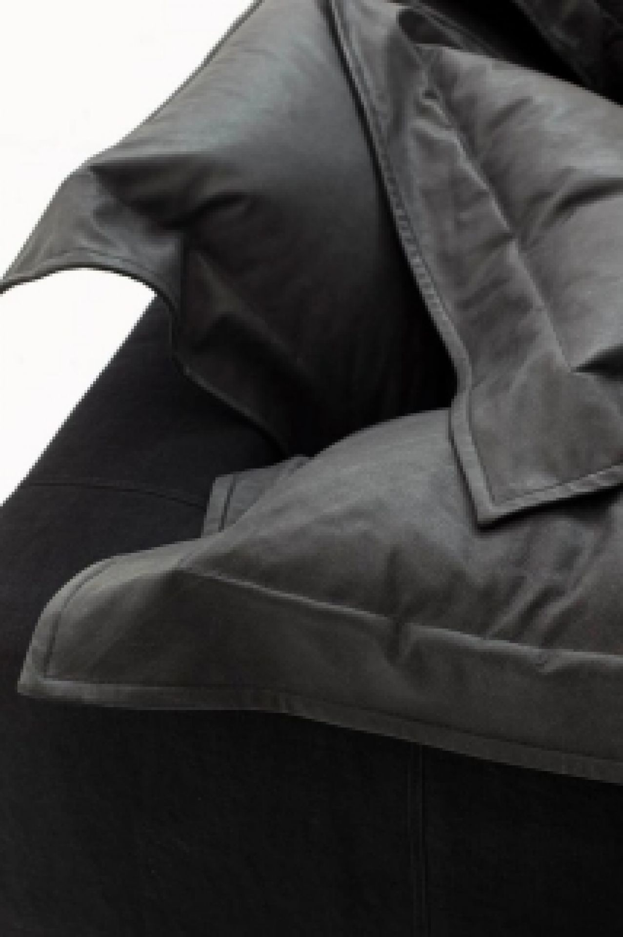 Schwarzes Nebula Nine Sofa von Moroso Diesel: Detailaufnahme der weichen Kissen und des Bezugs.