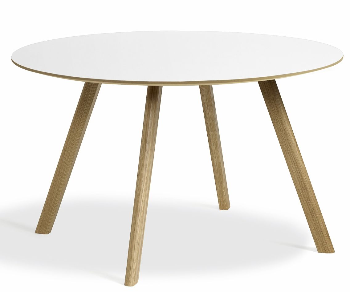 Hay Copenhague Table CPH 25 runder Esstisch mit weißer Tischplatte und hellem Holzgestell.