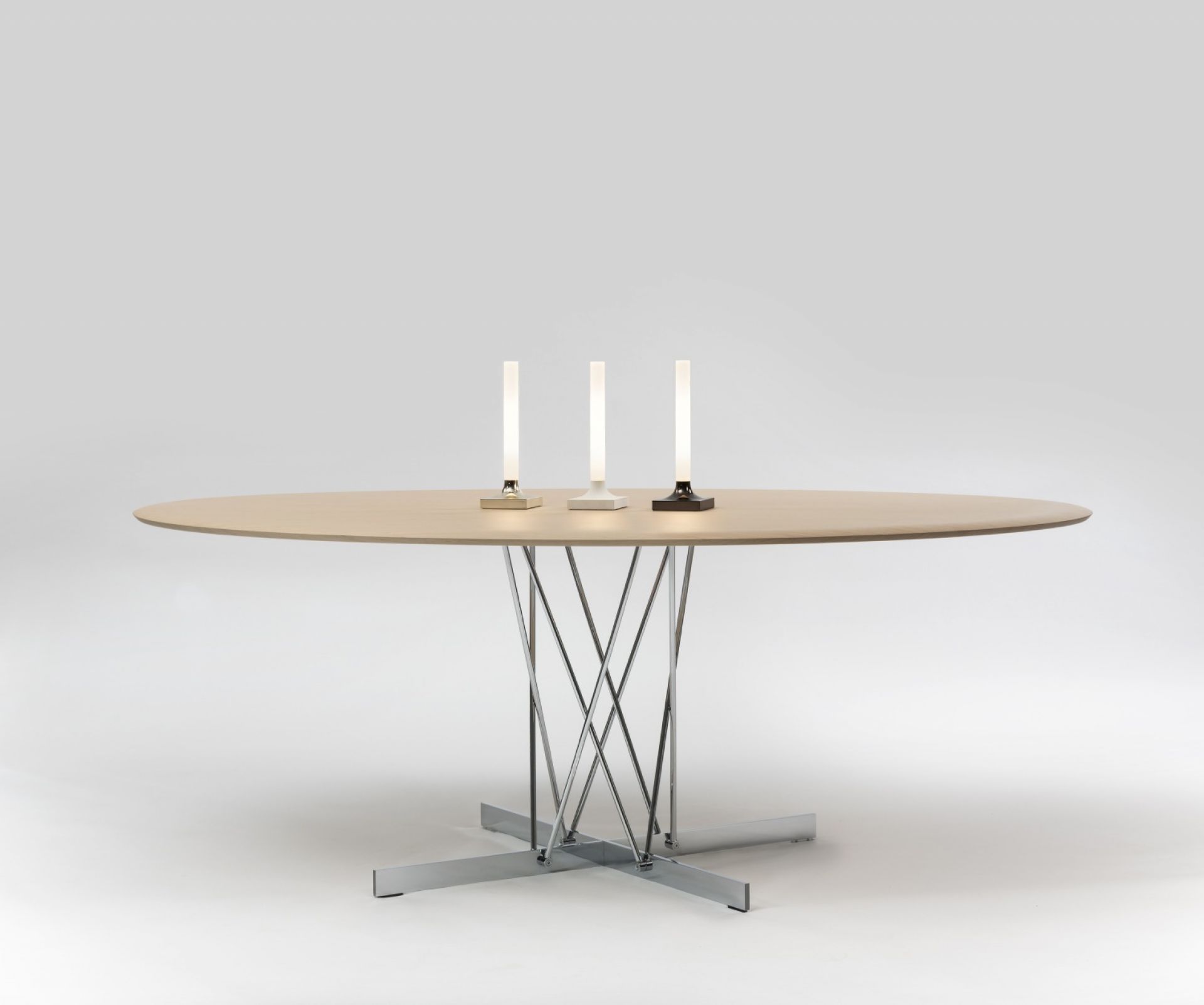 Drei Goodnight Akkuleuchten von Kartell in verschiedenen Farben auf einem Tisch.