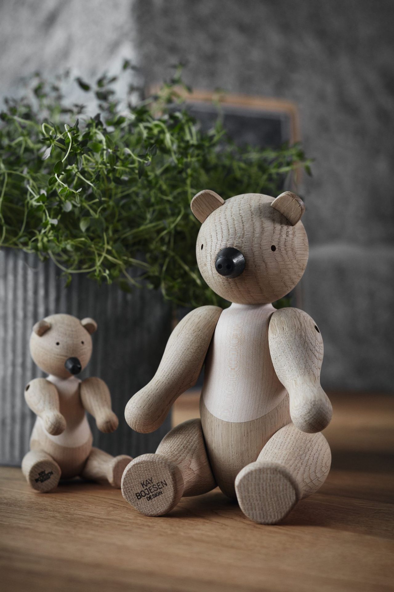 Kay Bojesen Bär Holzfigur, mittelgroß, als Deko-Objekt und Sammlerstück, zwei Bären sitzen auf einem Holztisch.