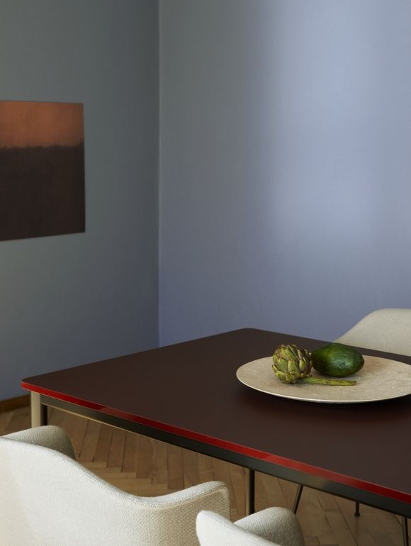 AndTradition Drip Table HW58 mit Artischocke und Avocado auf einem Teller, minimalistisches Design.