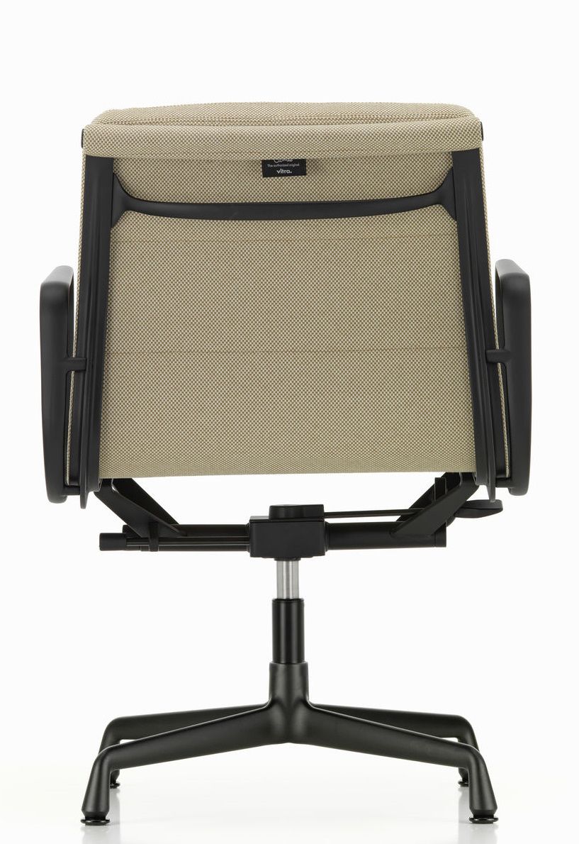 Rückansicht des Vitra Soft Pad Chair EA 231 mit beigem Stoffbezug und schwarzem Fußkreuz.