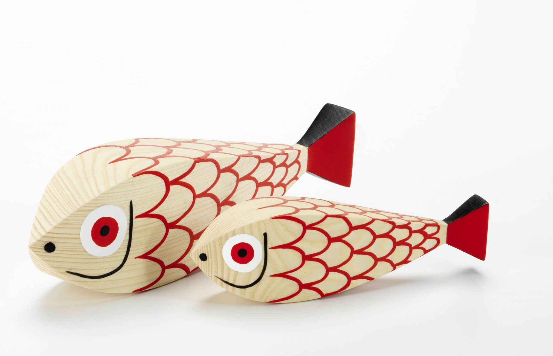 Vitra Wooden Dolls Mother Fish & Child Set, zwei dekorative Holzfiguren in Fischform.