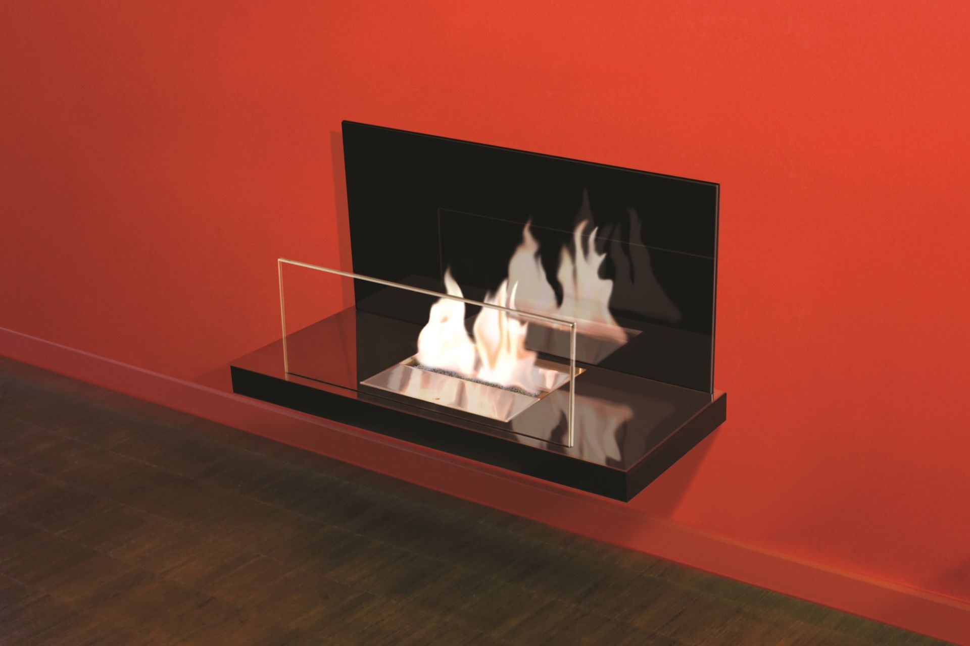 Wall Flame Ethanol Kamin Radius an roter Wand mit Glasscheibe und lodernden Flammen.
