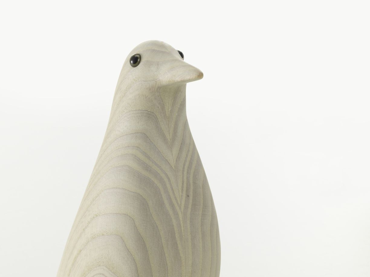 Nahaufnahme der Eames House Bird Skulptur von Vitra, aus weiß geölter Esche, minimalistisches Design.