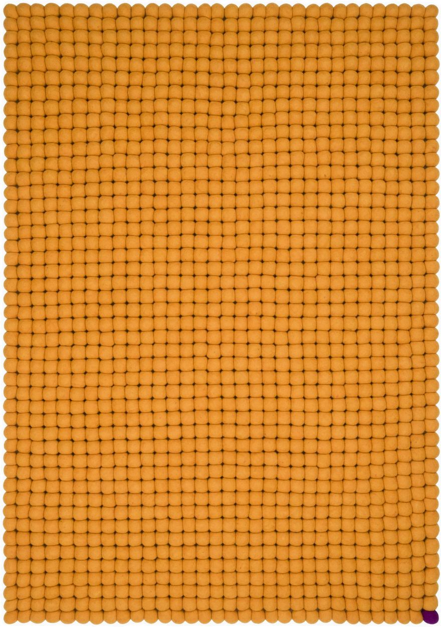 Goldener Big One Filzteppich von myfelt, rechteckig, 140x200 cm, aus Filzkugeln für Wohnzimmer und Schlafzimmer.