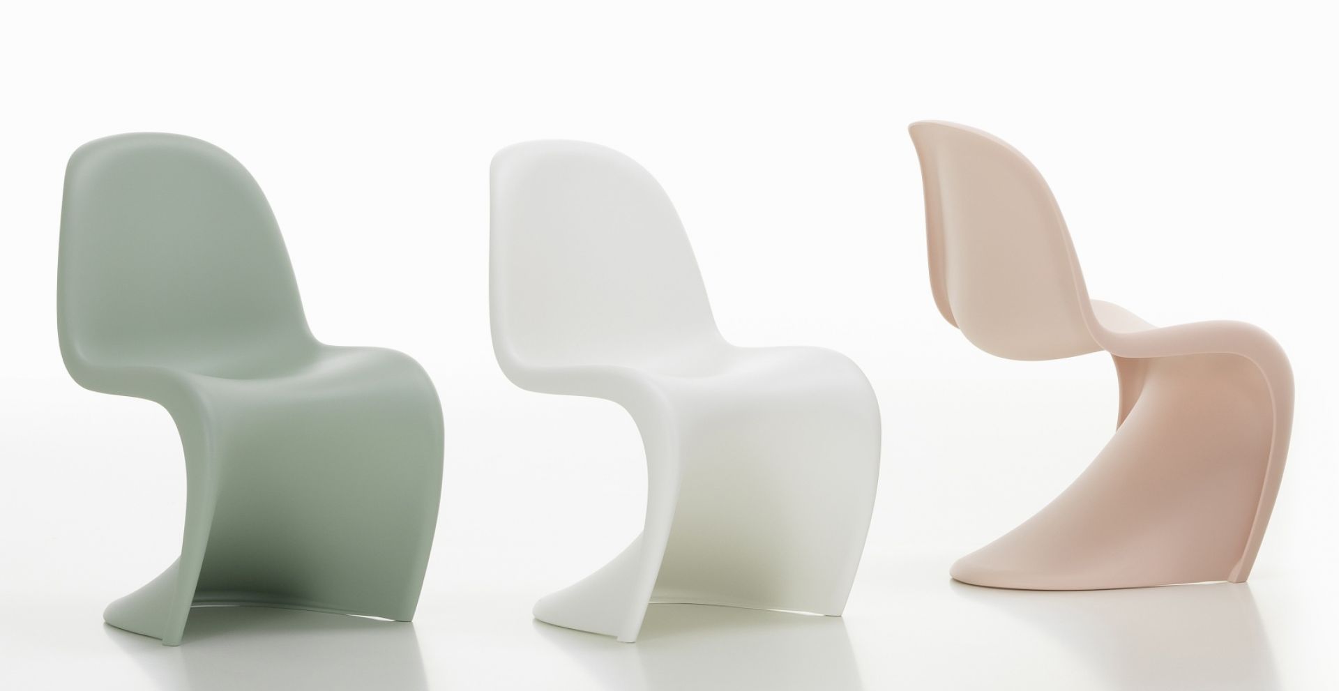 Drei Panton Junior Stühle in Grün, Weiß und Rosa. Design Kinderstuhl für das Kinderzimmer.