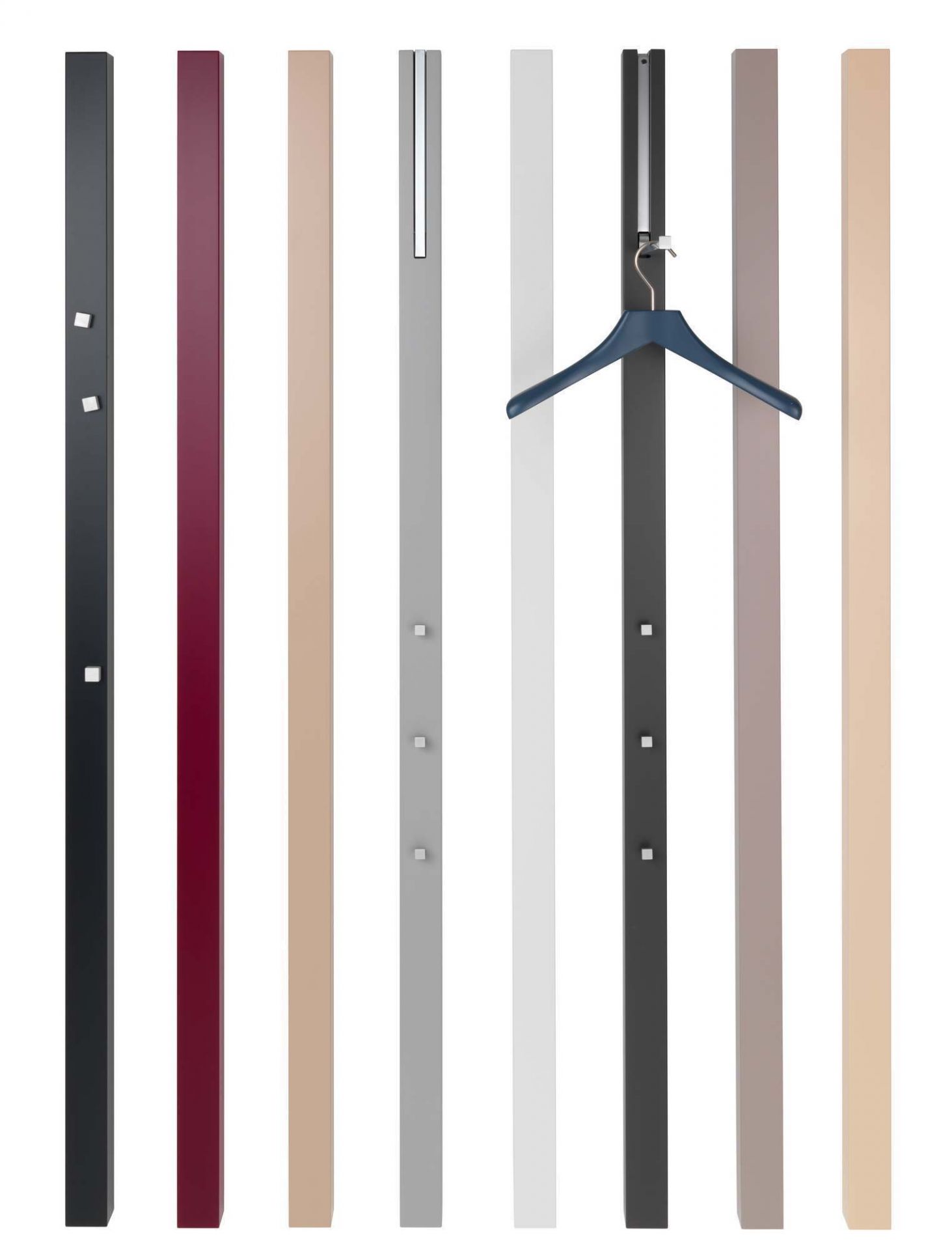 Mehrfarbige Schönbuch Garderobe mit Kleiderbügel und Haken, modernes Design für Flur und Eingangsbereich.