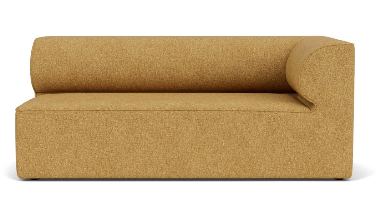 Audo Copenhagen Eave Modular Sofa in Senfgelb, Ecksofa mit niedriger Rückenlehne und minimalistischem Design.