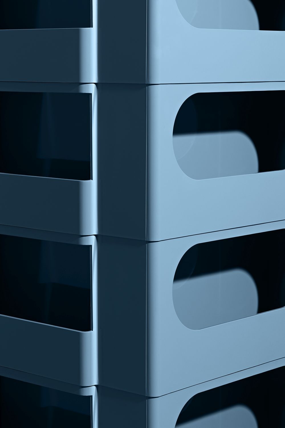 Detailaufnahme des blauen Boby Rollcontainers mit Schubladen und Griffen. Büroorganisation und Stauraum.