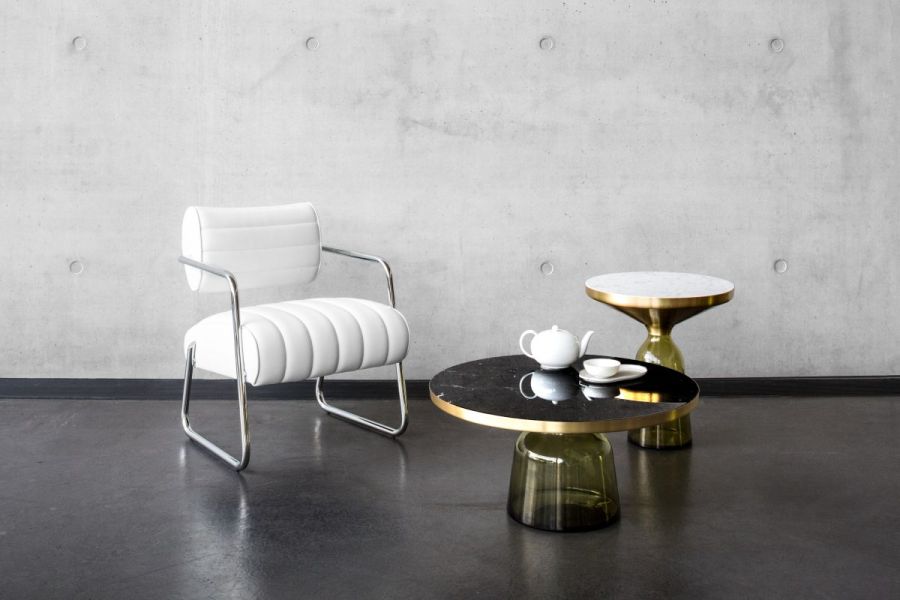 Bell Coffee Table Couchtisch von ClassiCon, olivgrünes Glas mit Messingrahmen und Teekanne. Designmöbel für Wohnzimmer.