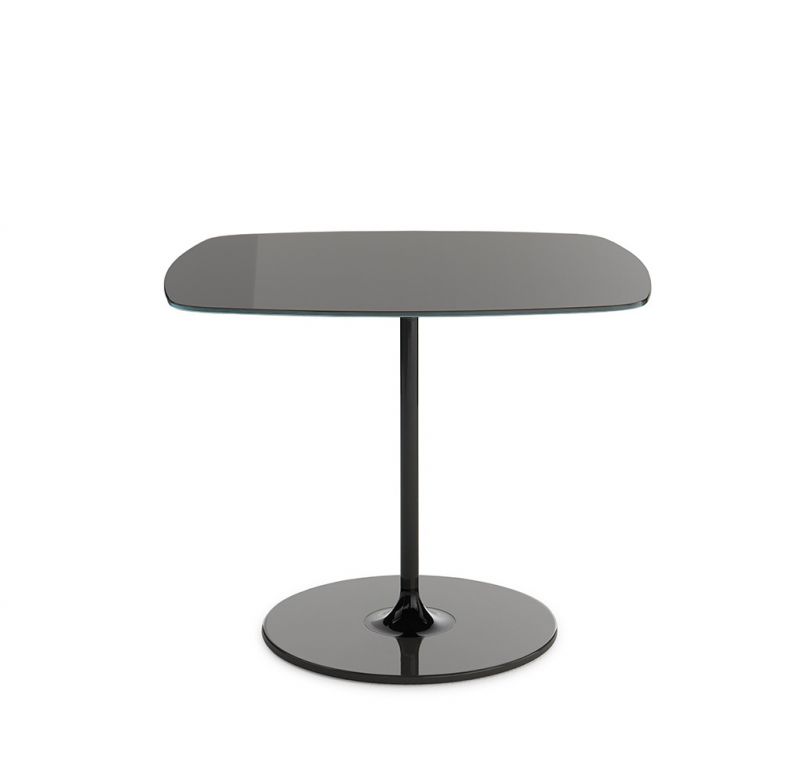 Schwarzer Thierry Beistelltisch von Kartell mit runder Basis und rechteckiger Tischplatte für modernes Wohnen.