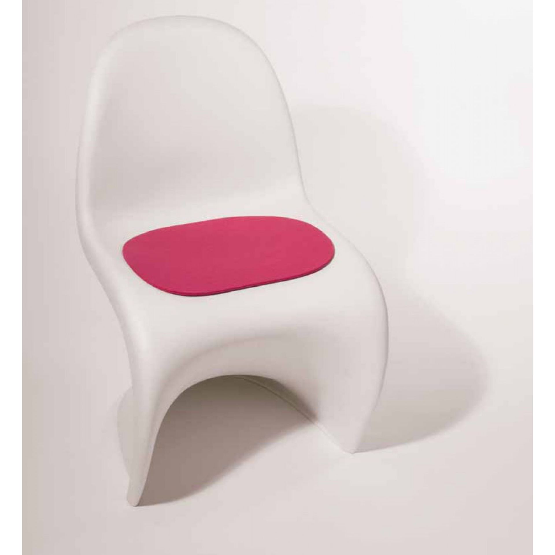 Weißer Panton Chair mit pinker Filz Sitzauflage für bequemes Sitzen und stilvolles Design.
