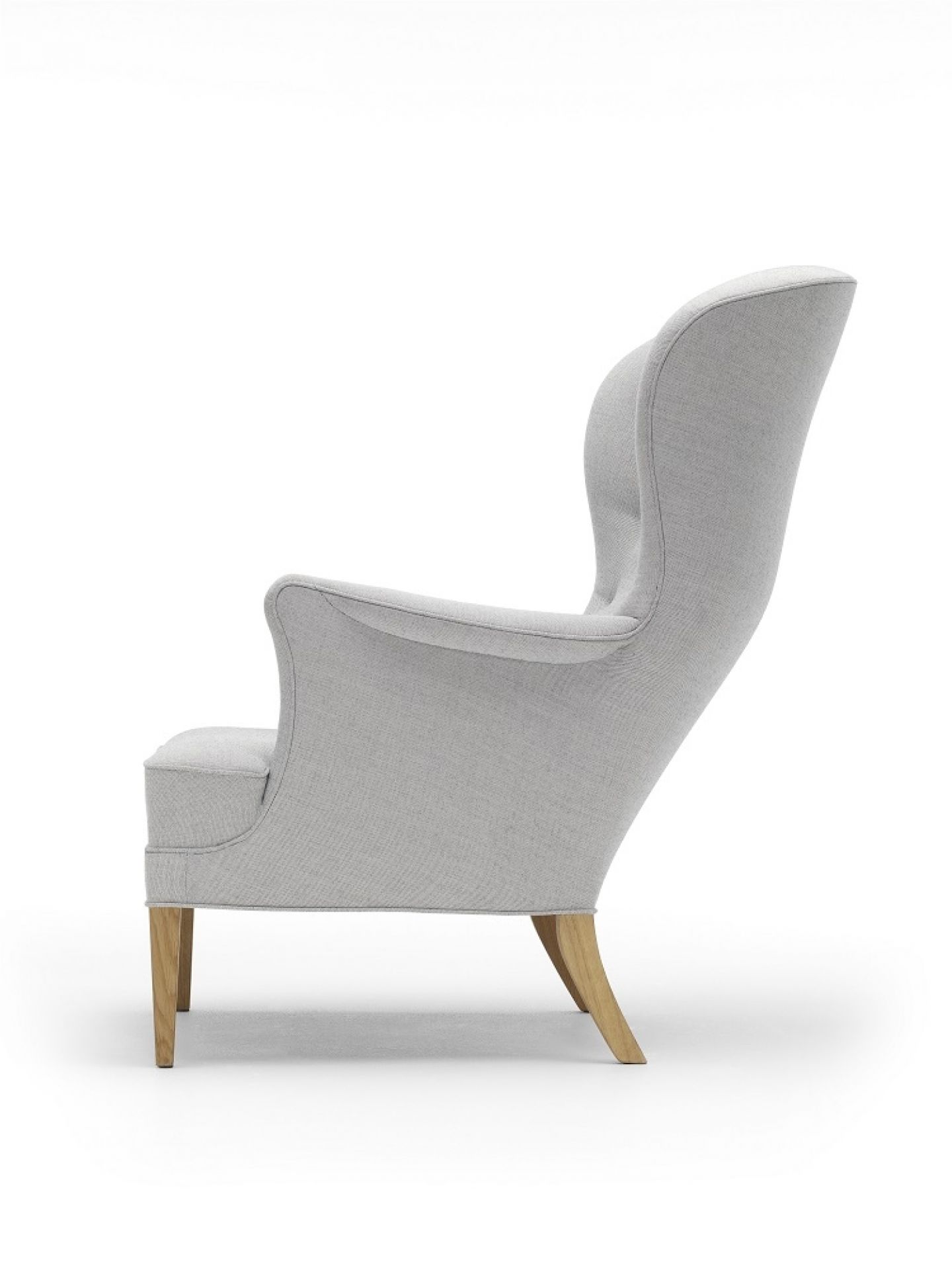 FH419 Heritage Chair von Carl Hansen & Søn, Sessel in hellem Stoff, Seitenansicht.