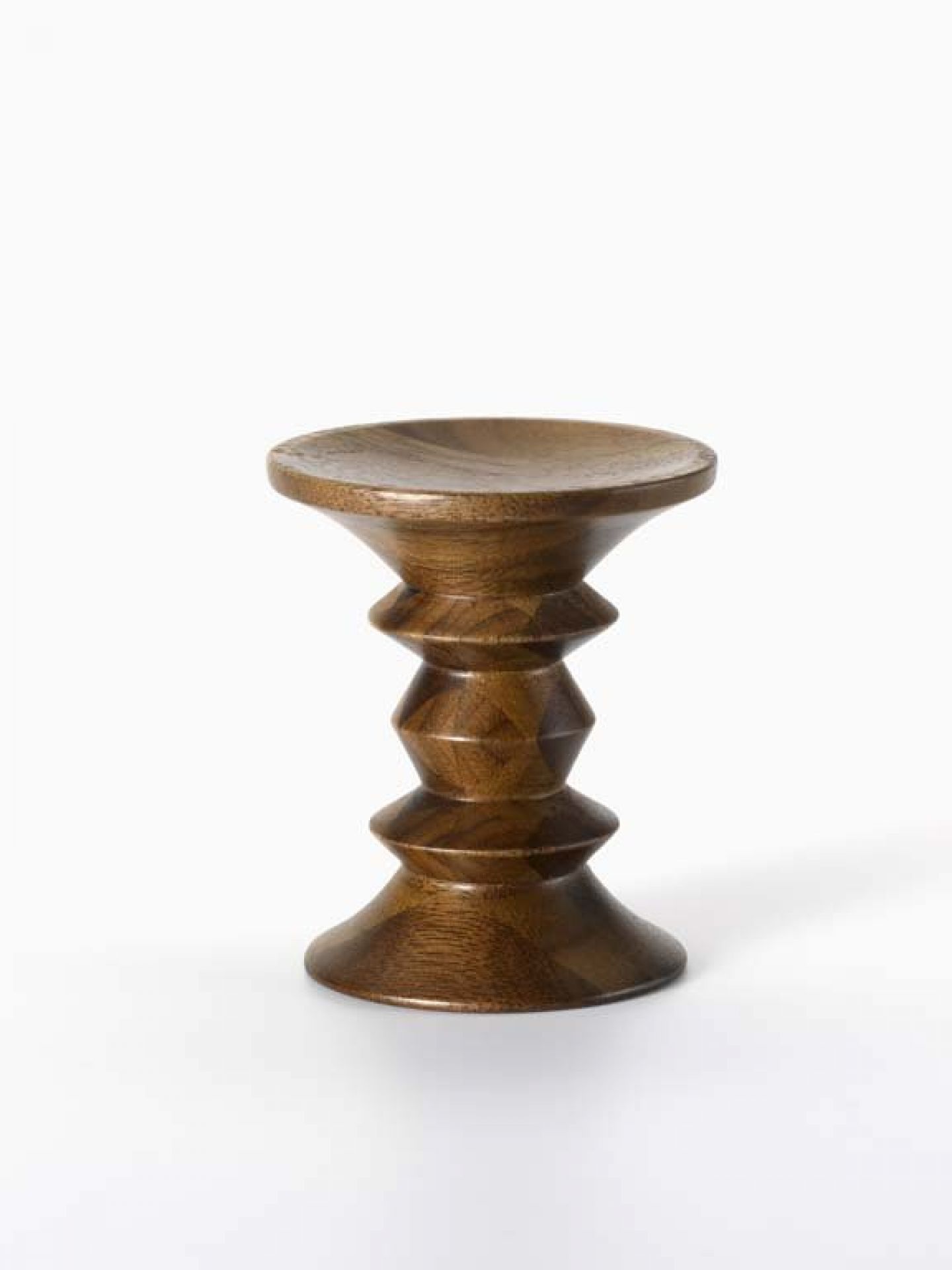Produktfoto: Miniatur Stuhl Stool Model A von Vitra, aus braunem Holz, auf weißem Hintergrund.