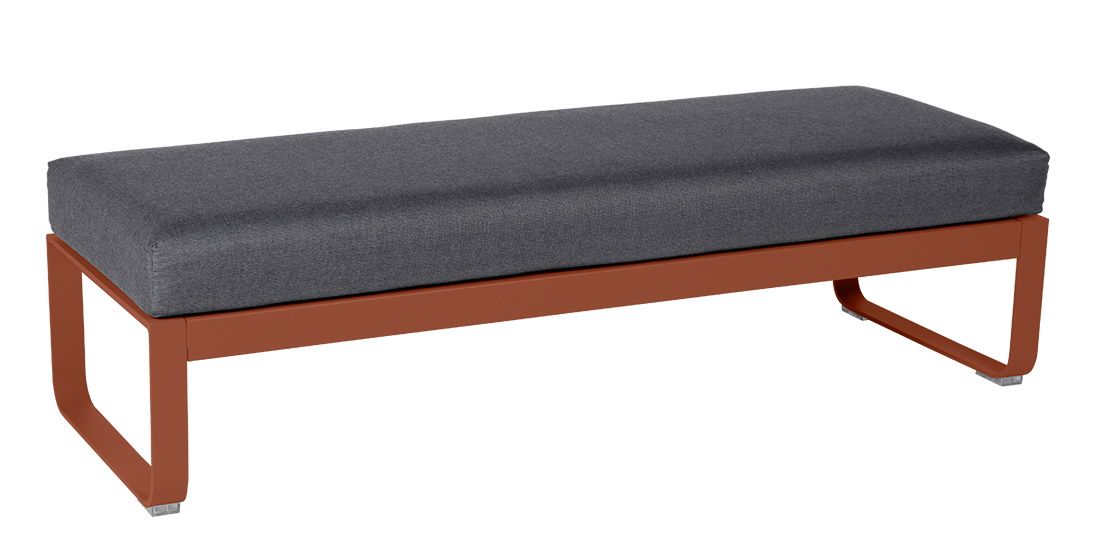 Bellevie Fermob Outdoor Polsterhocker für zwei Personen, grauer Stoffbezug und Terrakottafarbenes Gestell.