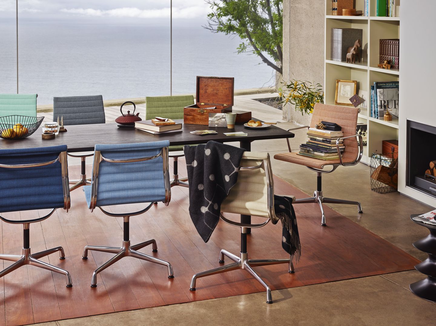 Nahaufnahme von mehreren Aluminium Chair EA 101 Stühlen von Vitra um einen Esstisch.