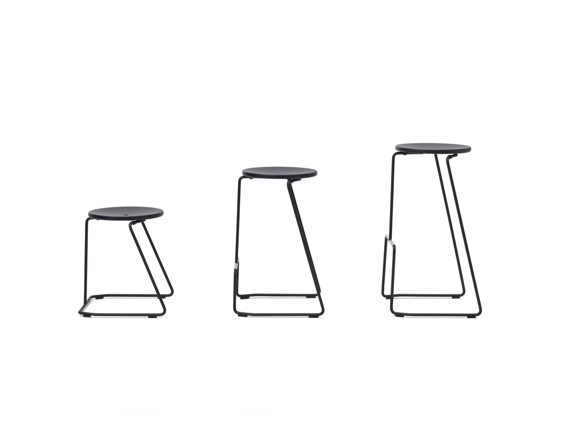 Drei schwarze Tiki Hocker von Extremis in verschiedenen Höhen, minimalistisches Design für den Outdoor-Bereich.