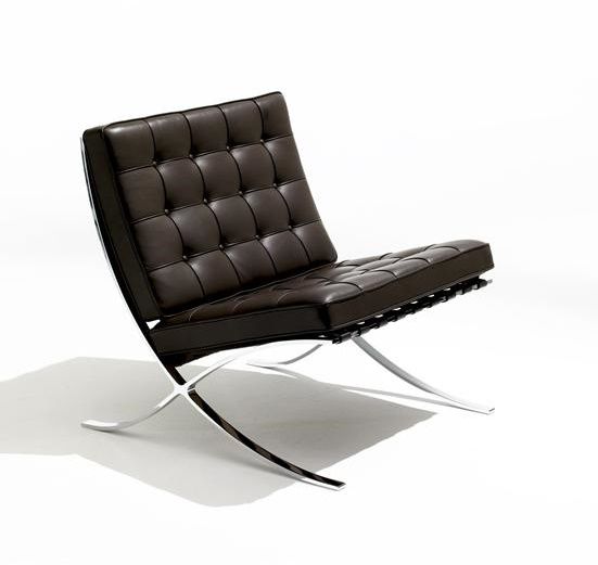 Barcelona Sessel von Knoll International: Brauner Ledersessel mit gesteppter Sitzfläche und verchromtem Stahlgestell.