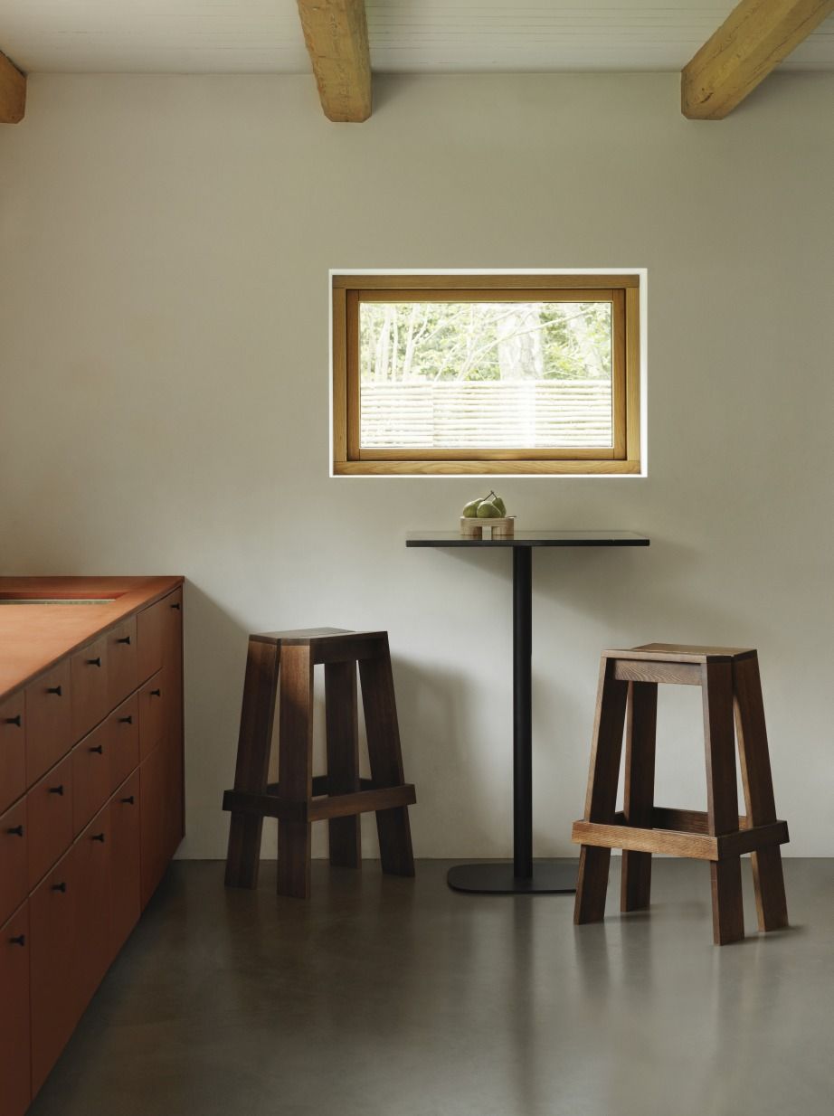Zwei braune Let Barstool Barhocker von Normann Copenhagen, Höhe 75 cm, aus Holz.
