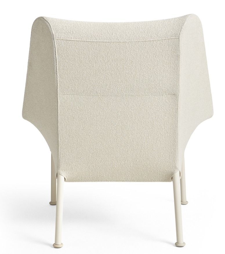 Rückansicht des 02 Lounge Chair Sessels von Hay mit beigem Stoffbezug und filigranem Metallgestell.