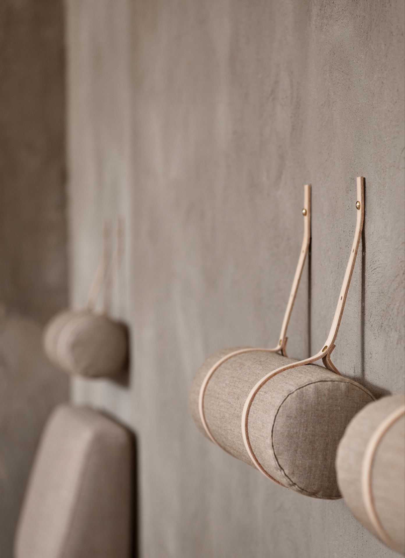 Detailaufnahme des Carl Hansen BM0865 Daybed Tagesbett Zubehörs: Kissen und Nackenrolle an der Wand befestigt.