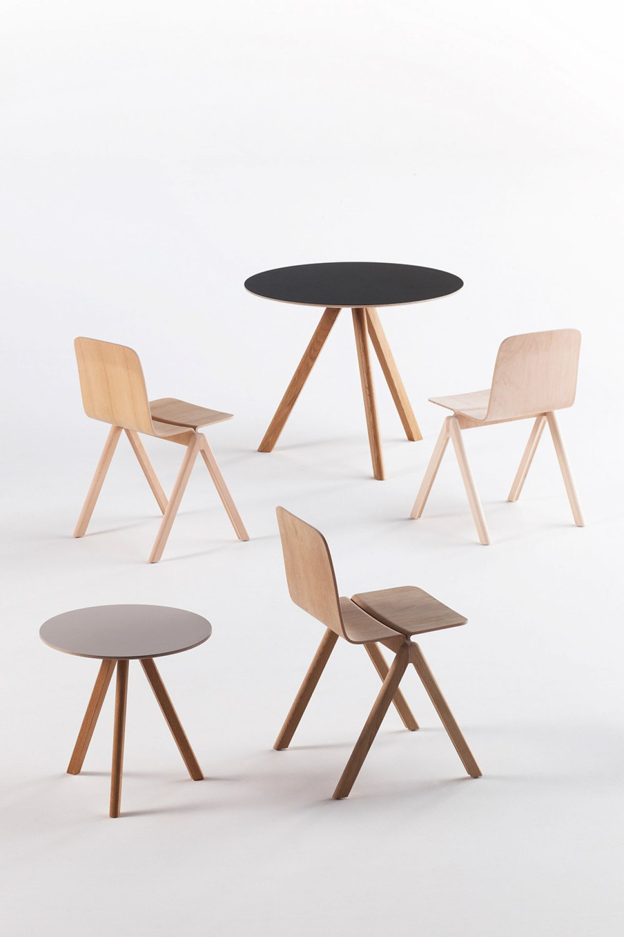 HAY Copenhague Table CPH 20 Beistelltisch und passende Holzstühle auf weißem Hintergrund, modernes skandinavisches Design.