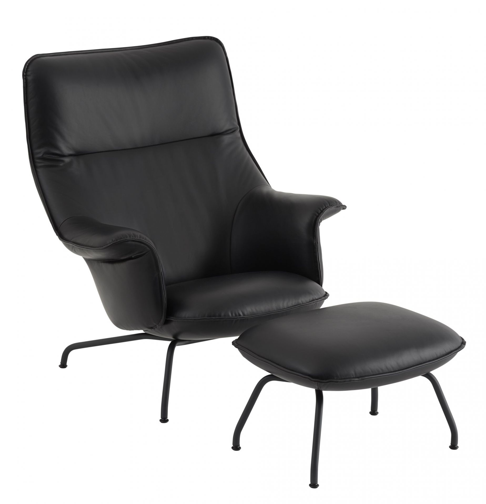 Schwarzer Muuto Doze Lounge Chair High Sessel mit Fußhocker aus Leder auf schlanken Metallbeinen.