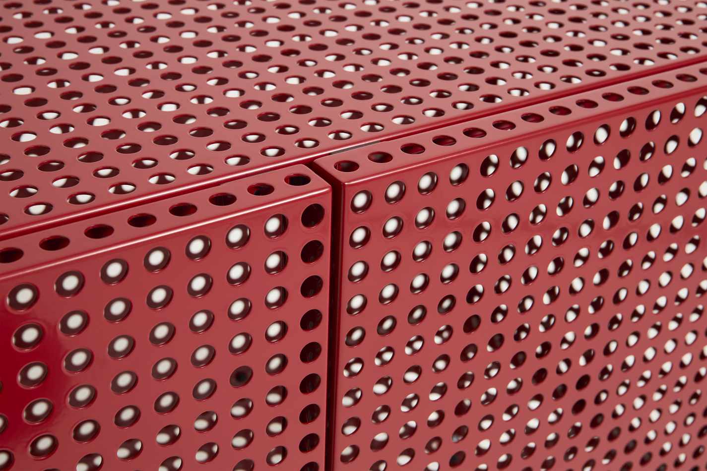 Detailaufnahme des roten Hay Perforated Cabinet Sideboards mit Lochmuster für moderne Wohnräume.