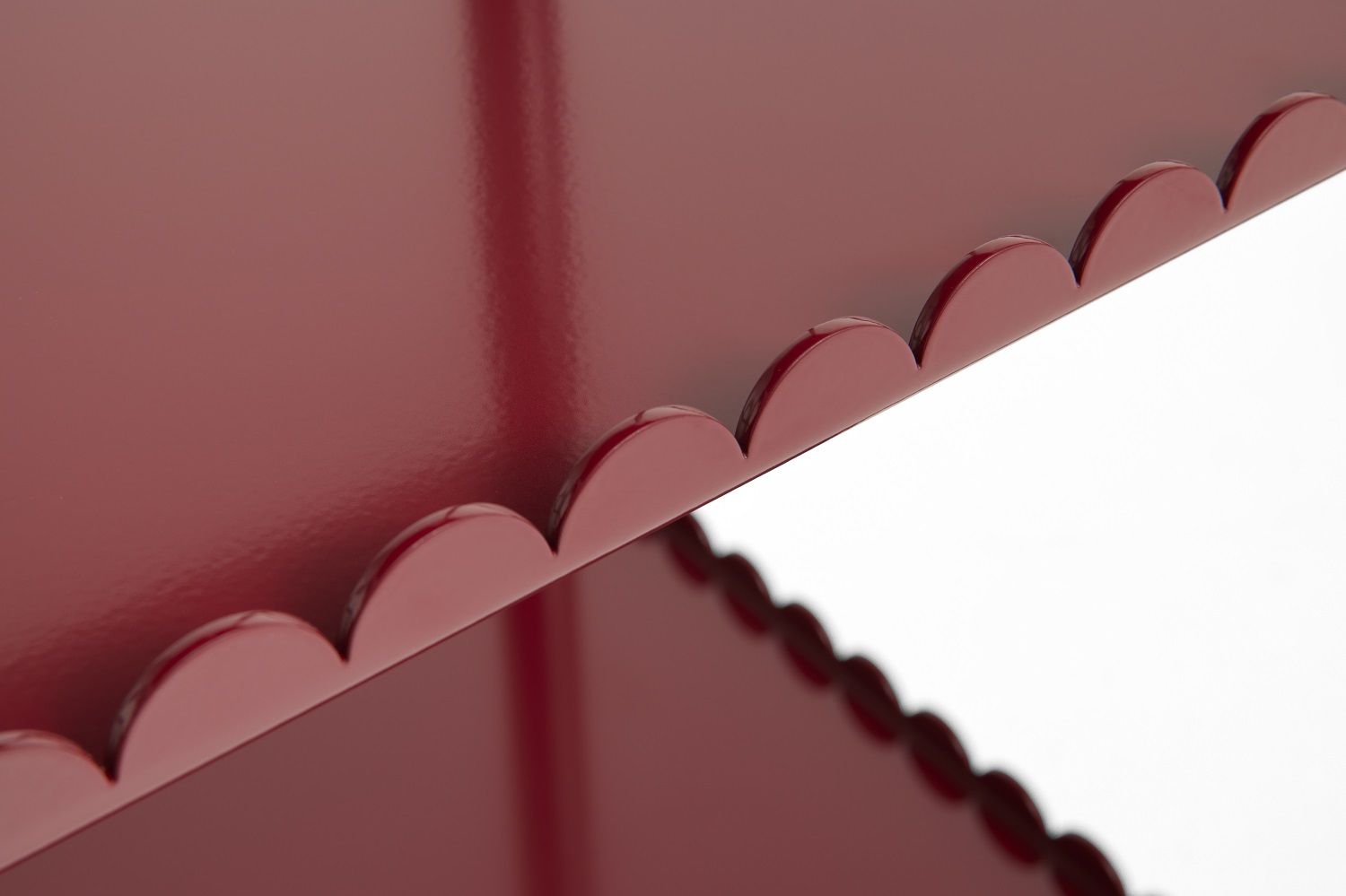 Detailaufnahme: Roter Arcs Servierwagen von Hay mit geschwungenen Kanten, modernes Möbeldesign.