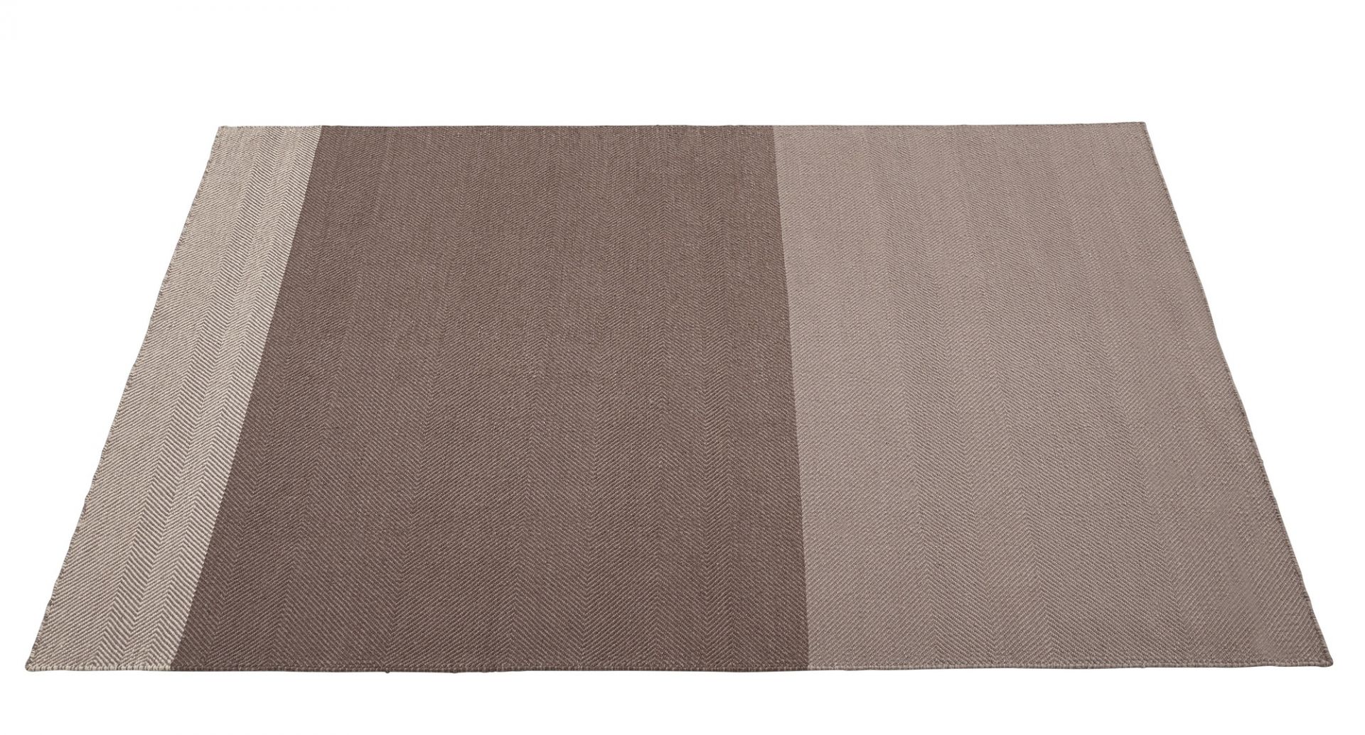 Muuto Varjo Rug Teppich: Rechteckiger Teppich mit braunen und beigen Farbblöcken im Fischgrätmuster.