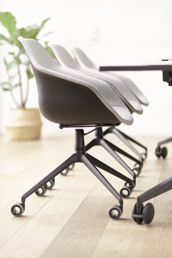 Yonda Universalstuhl von Wilkhahn, grauer Drehstuhl mit Rollen für Büro und Konferenzraum.