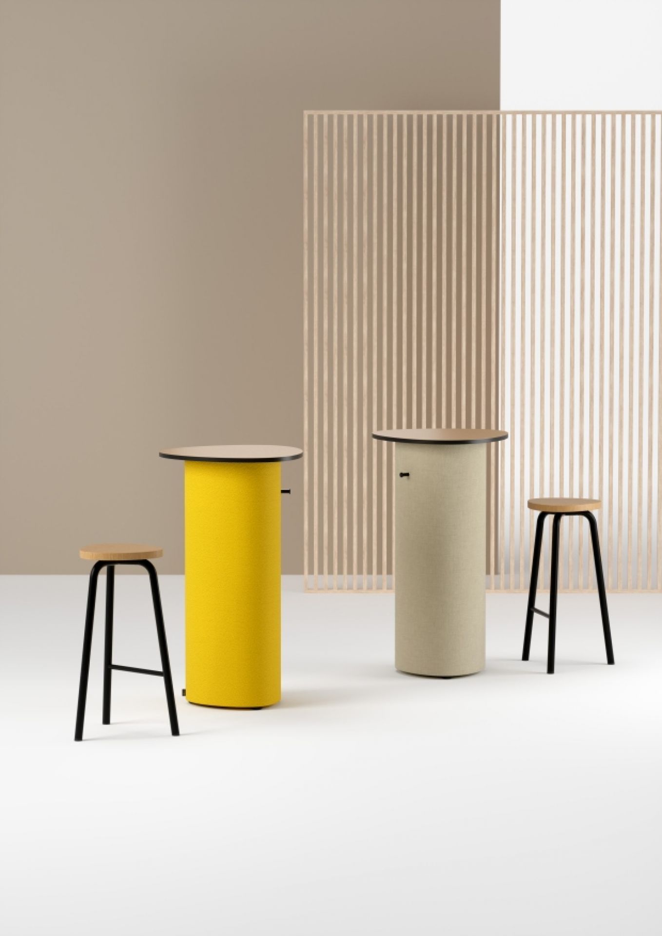 Pully Pillar Stehtische von Cascando in Gelb und Beige mit passenden Barhockern.