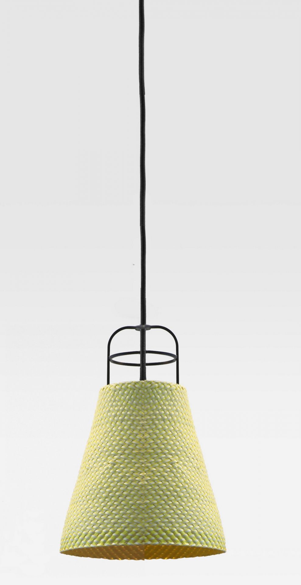 Sarn Lampe: Hängelampe mit gelbem, geflochtenem Lampenschirm und schwarzer Aufhängung. Einzigartiges Design.