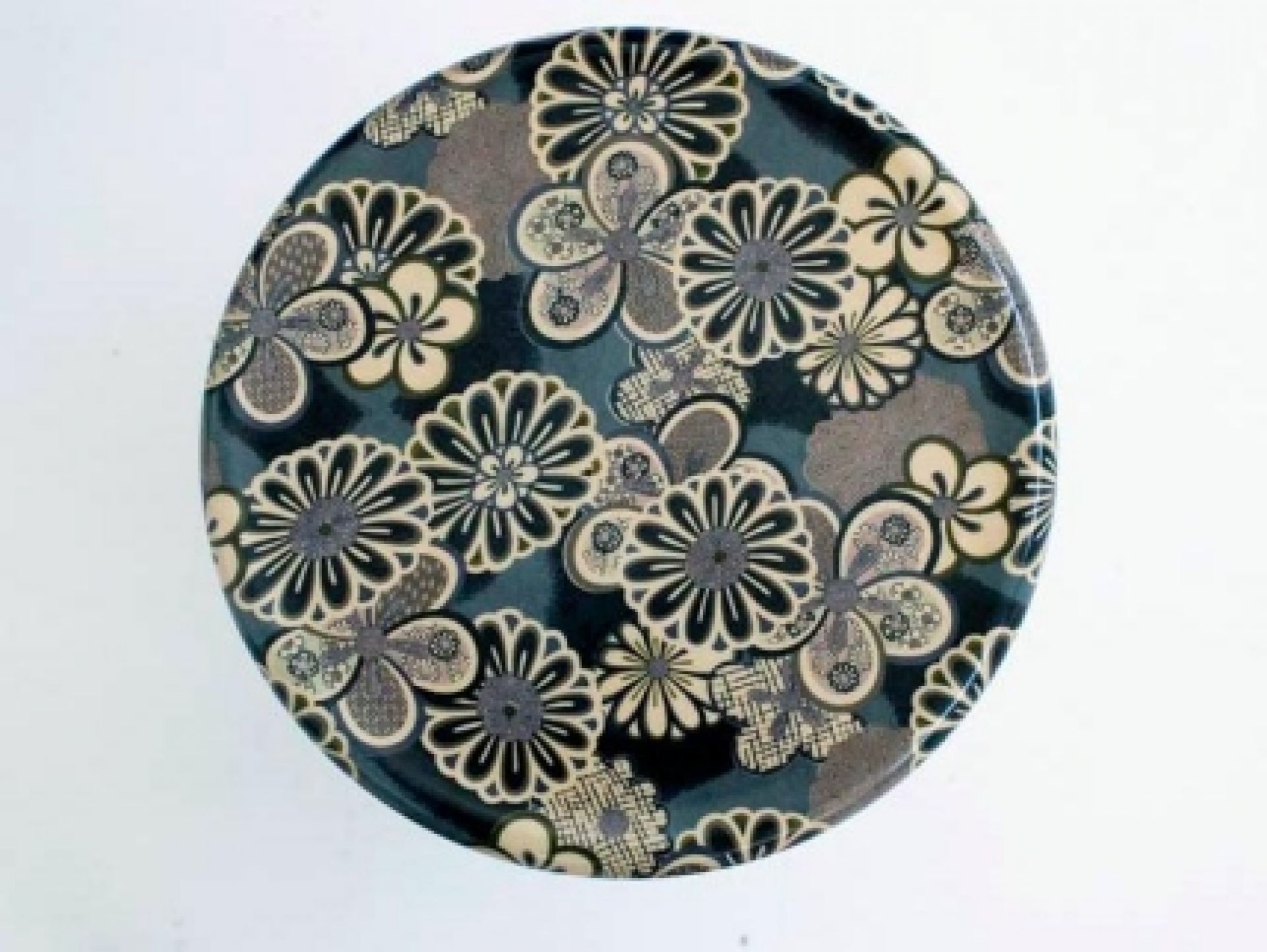 Ukiyo Tisch von Moroso, runder Beistelltisch mit blauem Blumendekor, Ansicht von oben.