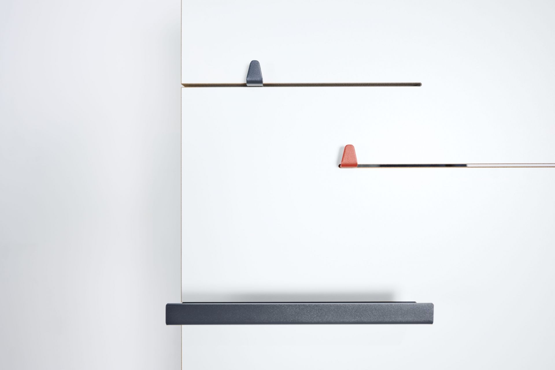 Tojo Angeber Haken 3er Set: Wandhaken in Grau und Rot, minimalistisches Design für Garderobe.