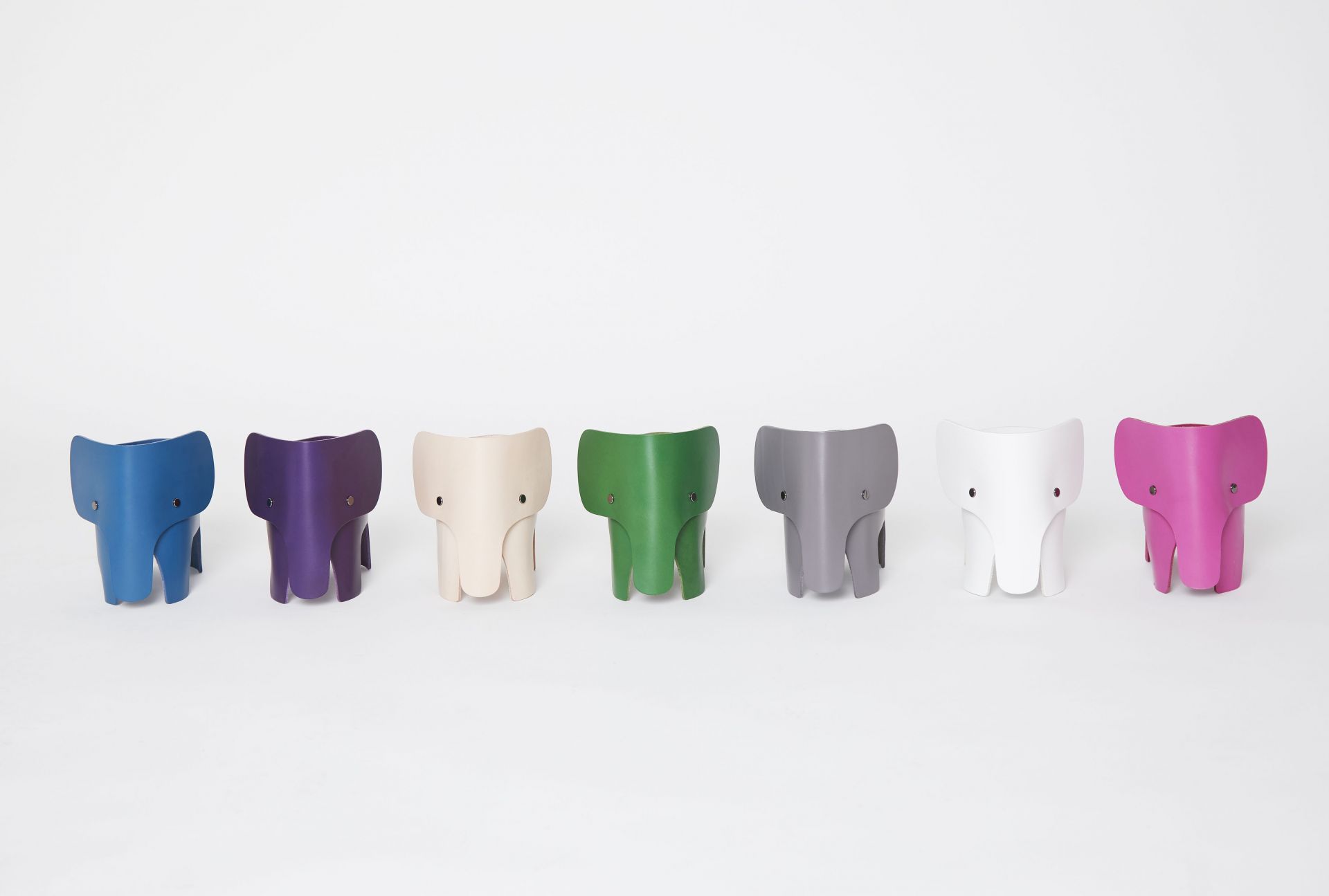 Reihe von farbigen Elephant Tischleuchten von EO Denmark auf weißem Hintergrund.
