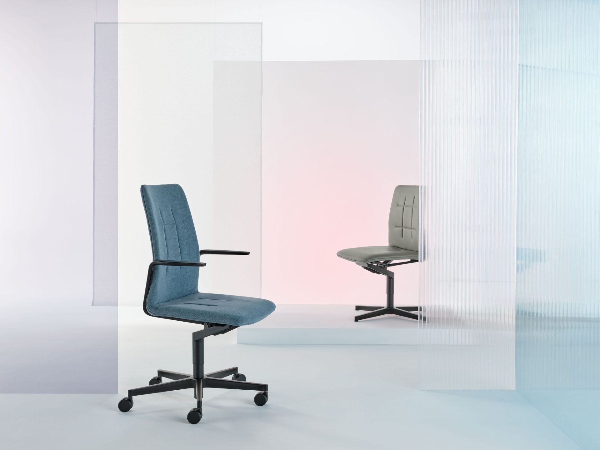 Blauer Leadchair Evo Drehstuhl von Walter Knoll mit Armlehnen und Fünfsternfuß im modernen Büro.