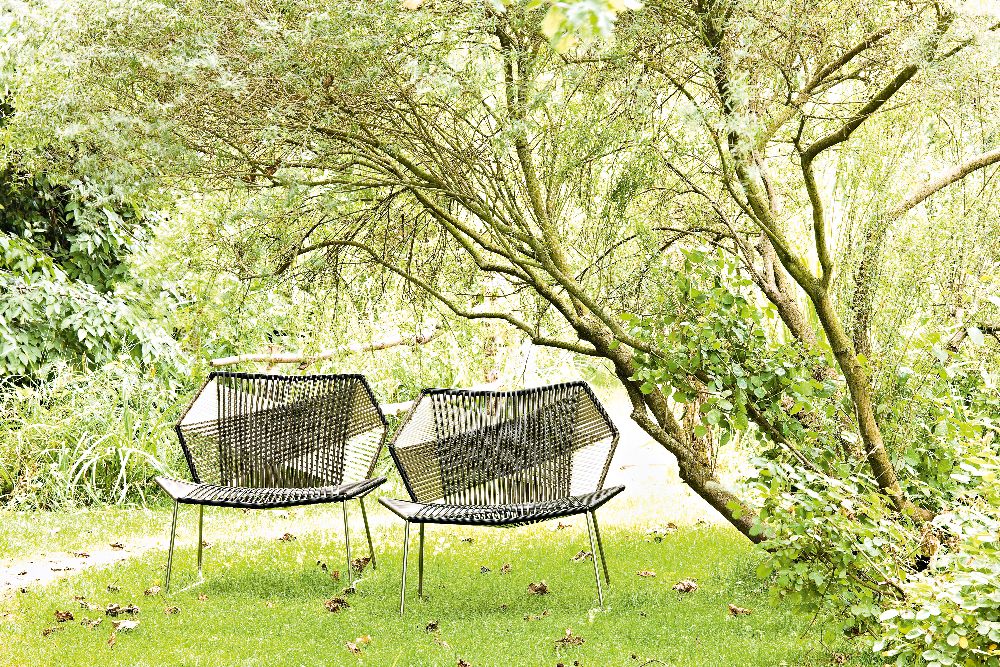Zwei Tropicalia TR0 Outdoor Sessel von Moroso aus Polymer im Garten unter einem Baum.