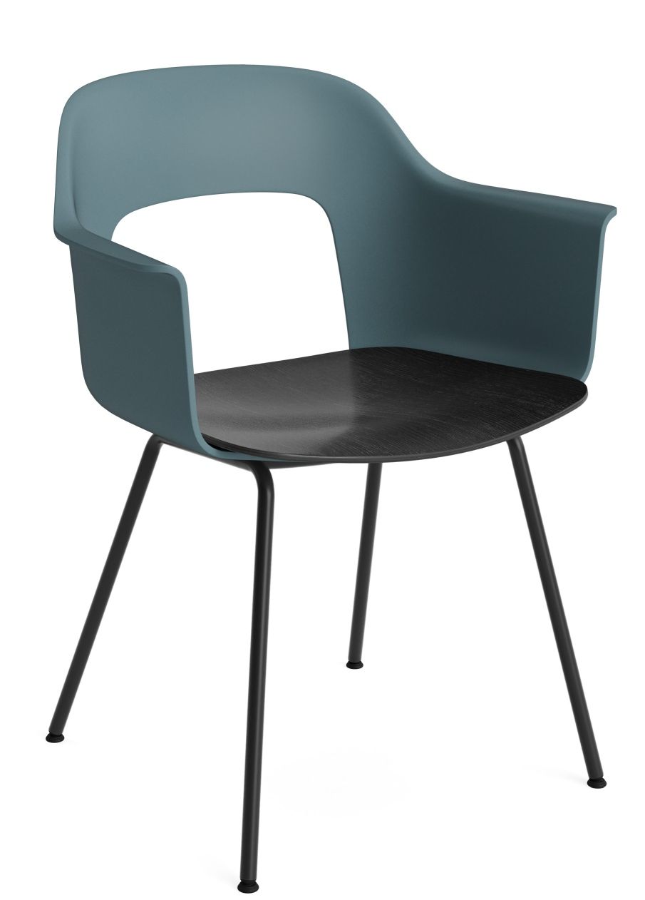 Layout Armchair 212 Armlehnstuhl von Hay in blau mit schwarzer Sitzfläche und schwarzen Beinen.