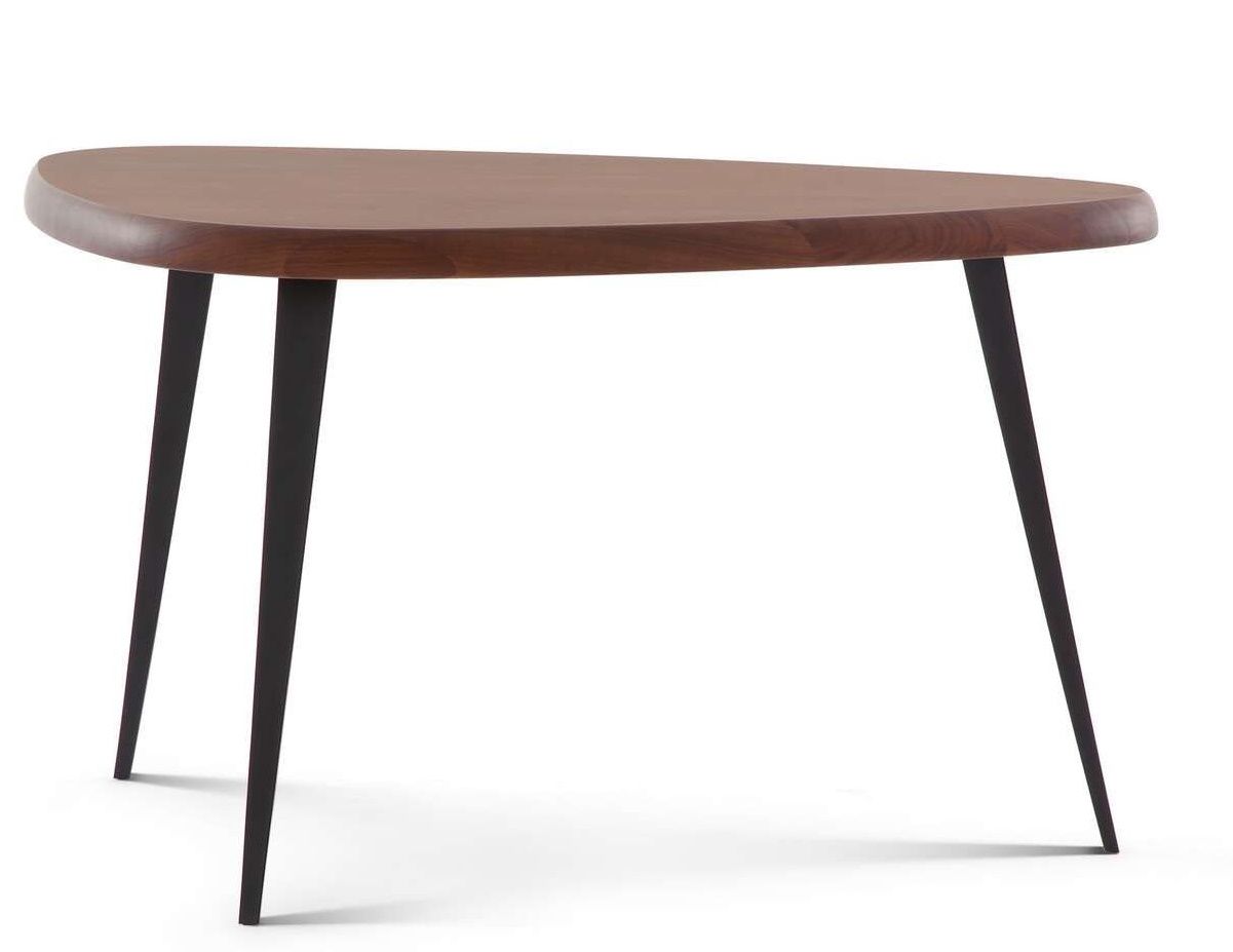 Cassina Mexique Couchtisch mit dreieckiger Tischplatte aus Holz und schwarzen, konischen Beinen.