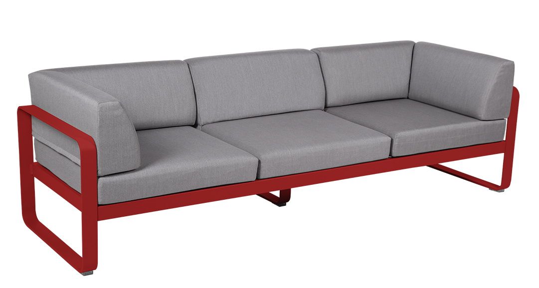 Fermob Bellevie 3-Sitzer Outdoor Sofa mit rotem Aluminiumrahmen und grauen Polsterkissen, ideal für Garten und Terrasse.